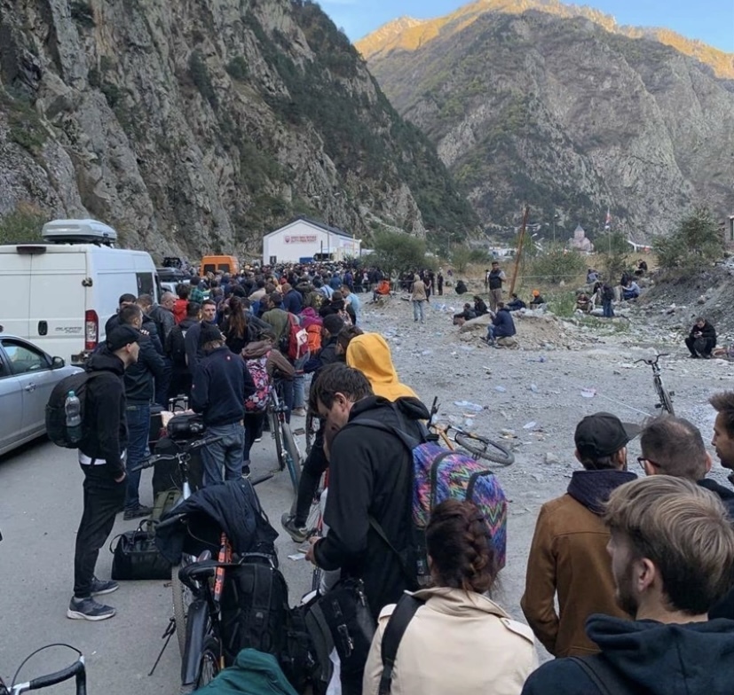 Бегут, бегут мужчины кто куда, одни от страха, другие долг гражданский свой отдать, а может женщин тоже привлекать?