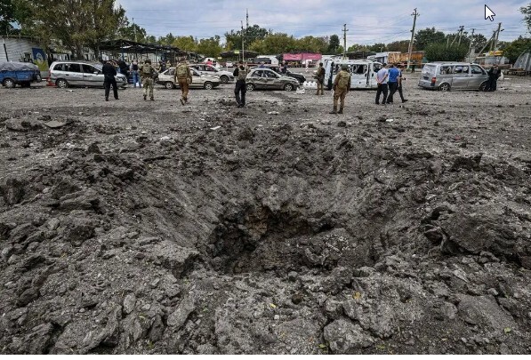 Разбитое стекло, лопнувшие шины и воронка свидетельствуют о жестокости смертельного нападения на гражданский конвой.