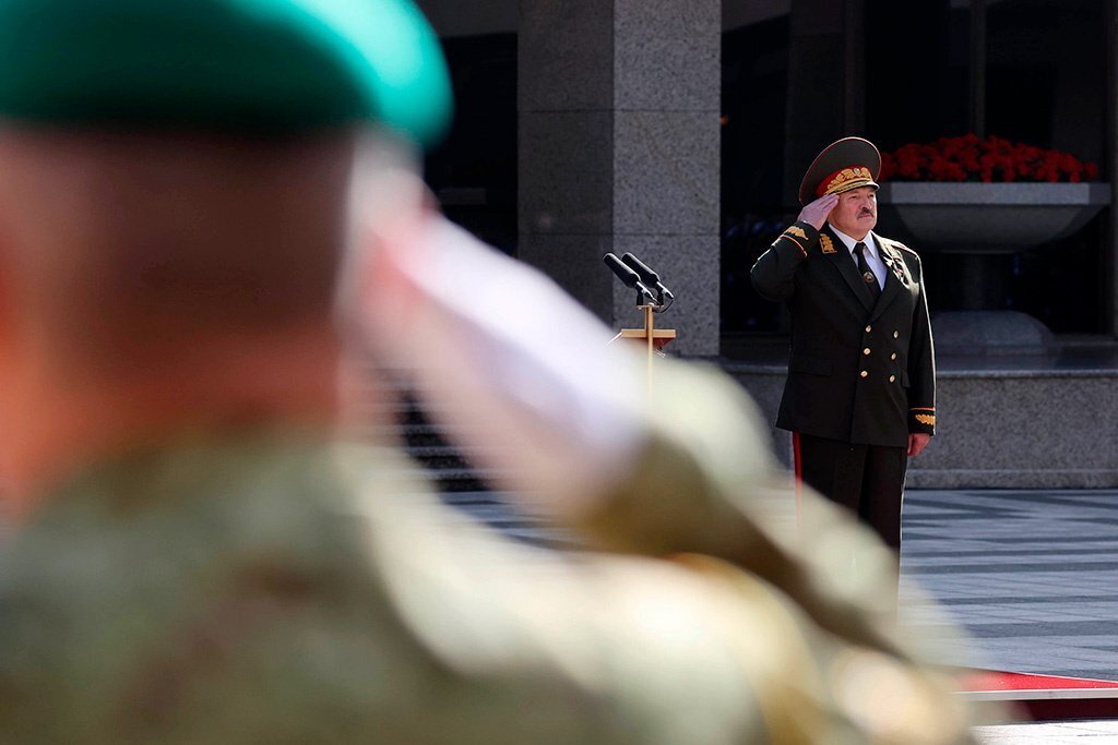 Лукашенко заявил, что Украина стянула к границе до 15 тыс. военных