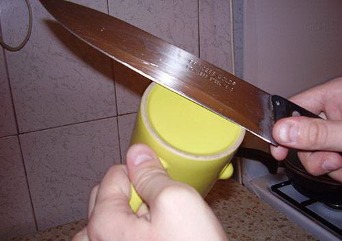Как заточить нож в дом. условиях с помощью чашки/кружки.
