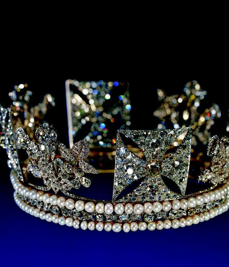 Что хранилось в шкатулке королевы Елизаветы ll? Самая роскошная и баснословно дорогая коллекция драгоценностей в мире.