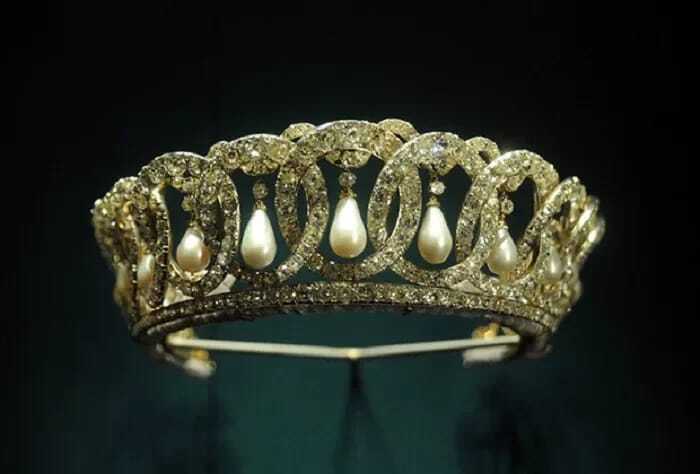 Что хранилось в шкатулке королевы Елизаветы ll? Самая роскошная и баснословно дорогая коллекция драгоценностей в мире.