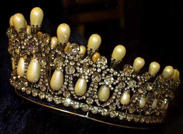 Что хранилось в шкатулке королевы Елизаветы ll? Самая роскошная и баснословно дорогая коллекция драгоценностей в мире.