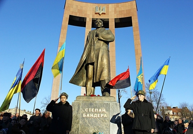 Памятник бандере в киеве фото