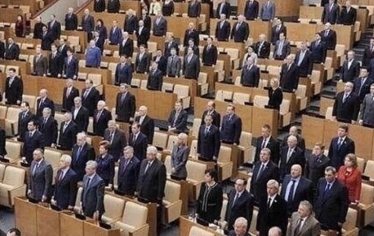 Общество живет с эффектом Рингельмана, но завидует успешным людям, критикуя их финансовую свободу.