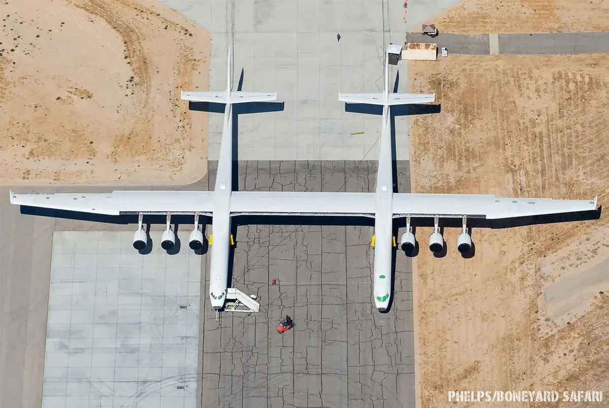 Трехкрылый самолет. Scaled Composites Stratolaunch model 351. Самый большой самолет в мире Stratolaunch. Стратоланч самолет. Боинг Stratolaunch.