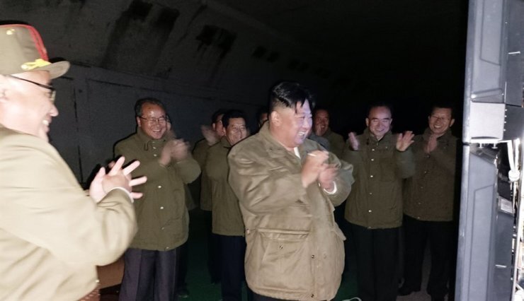 Северокорейский лидер инспектирует пуски крылатых ракет большой дальности подразделениями "тактического ядерного оружия"