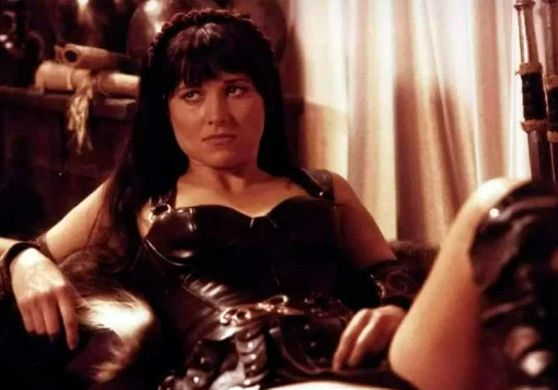 Всё ещё королева: как сегодня выглядит та самая Зена — самая привлекательная женщина в доспехах