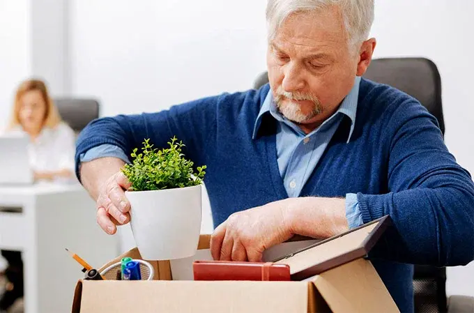 Сказали уволить всех пенсионеров: стоит ли паниковать и писать заявление