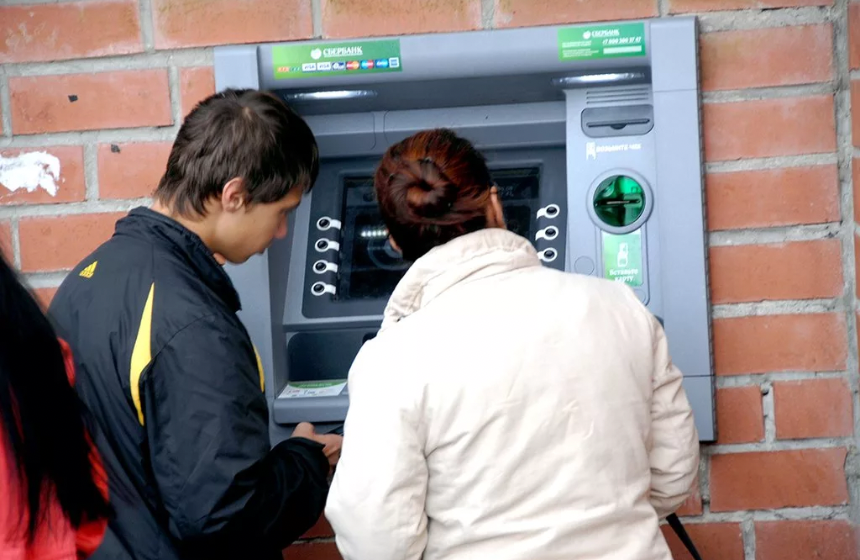 Почему россияне активно забирают деньги из банков? И чем это может обернуться?