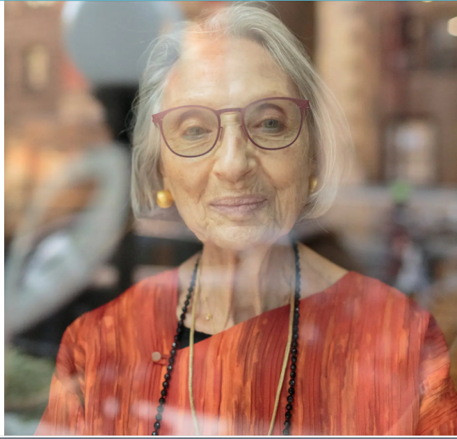 В 13 лет она бежала от нацистов. В 95 лет она управляет легендарным богемным отелем.