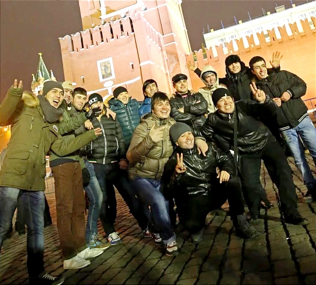 Где таджики в москве. Гастарбайтеры на красной площади. Кавказцы на красной площади. Толпа мигрантов в Москве. Чурки на красной площади.