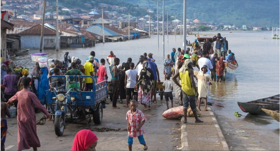 Наводнения в Нигерии уносят жизни сотен людей и вынуждают покинуть свои дома более миллиона человек