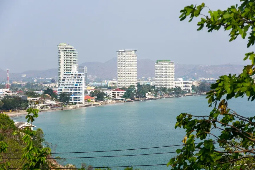 «Кому на Руси жить хорошо»: вам нравится жить в России? А хотели бы уехать из страны прямо сейчас?