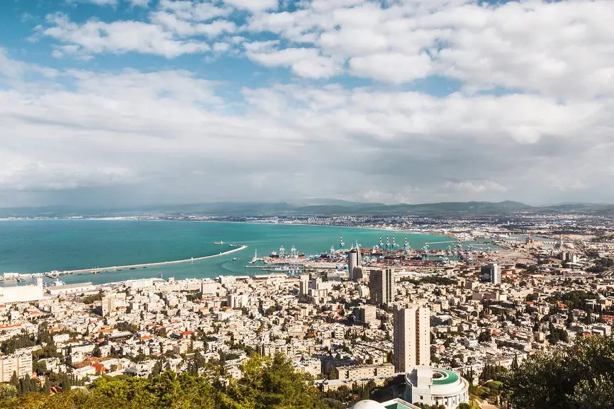 «Кому на Руси жить хорошо»: вам нравится жить в России? А хотели бы уехать из страны прямо сейчас?