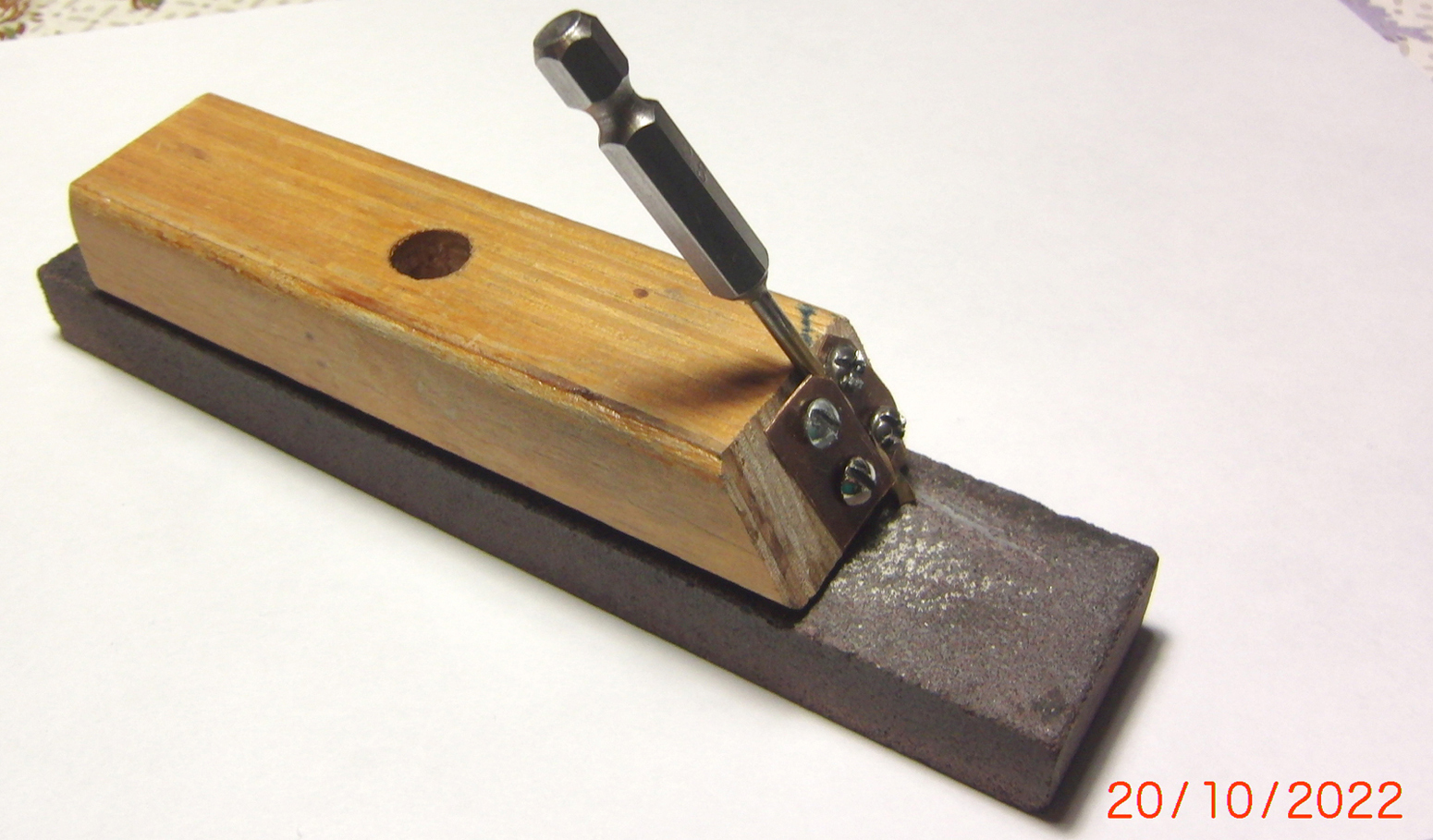 Приспособление для заточки мелких сверл 0,5 – 3 мм, от токаря профессионала.