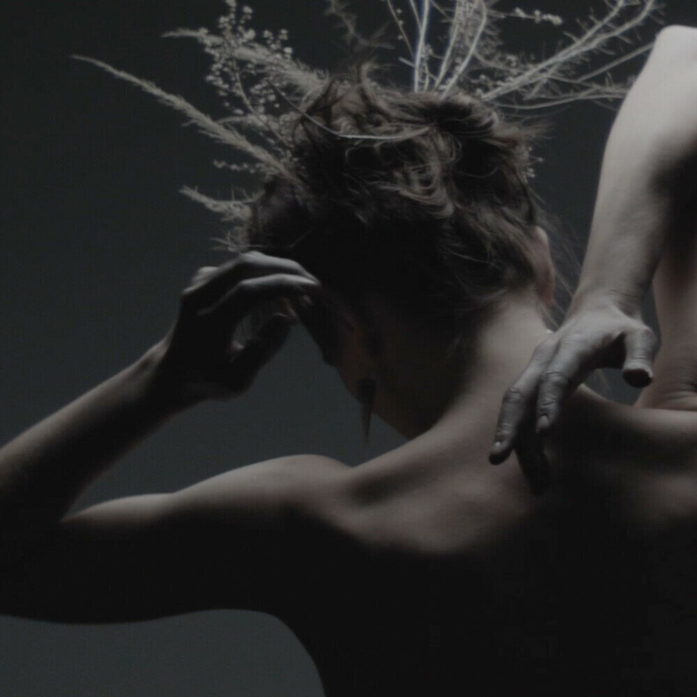 Он клеился к ней даже в туалете... тогда она пырнула его канцелярским ножом...