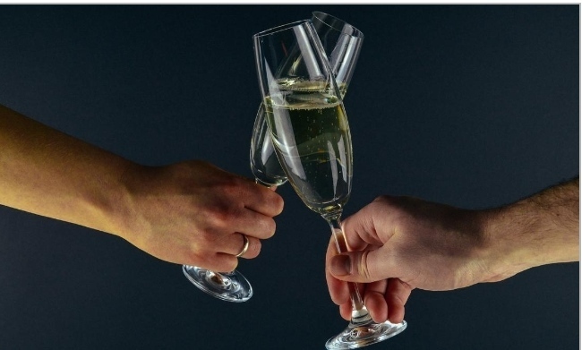 21 октября - Международный день шампанского: история праздника, 10 самых популярных и 10 самых дорогих марок шампанского - из чего и с чем пьют