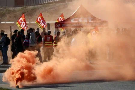 Почему во Франции не хватает бензина?