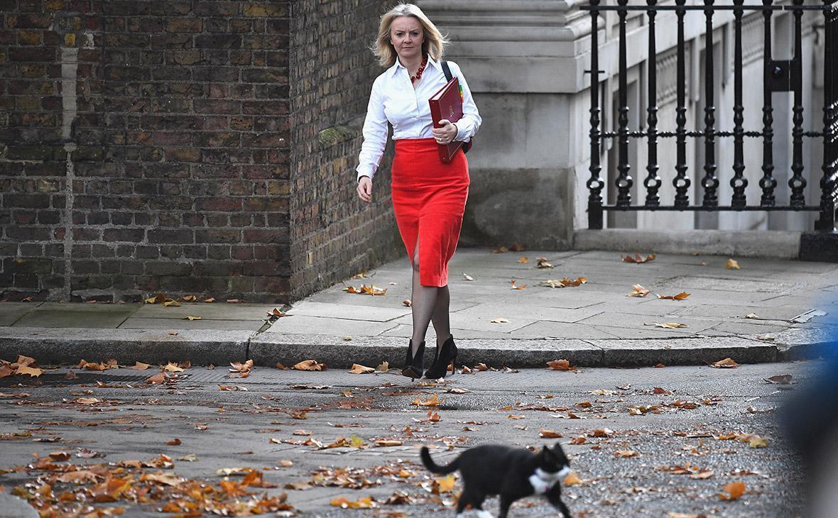 Премьер-министр Лиз Трасс подала в отставку. Она была премьер-министром 44 дня. Такая быстрая смена власти в Великобритании - это...