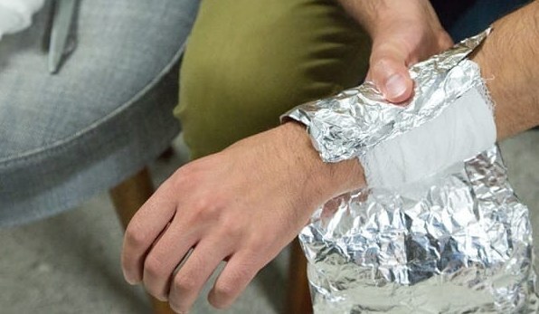 Вот почему некоторые люди заворачивают ноги в фольгу на ночь: уловка ценнее золота!