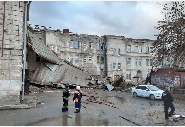 Шторм в Новосибирской области: сильный ветер сорвал кровлю общежития – 13 человек экстренно эвакуировали, из них трое детей – фото