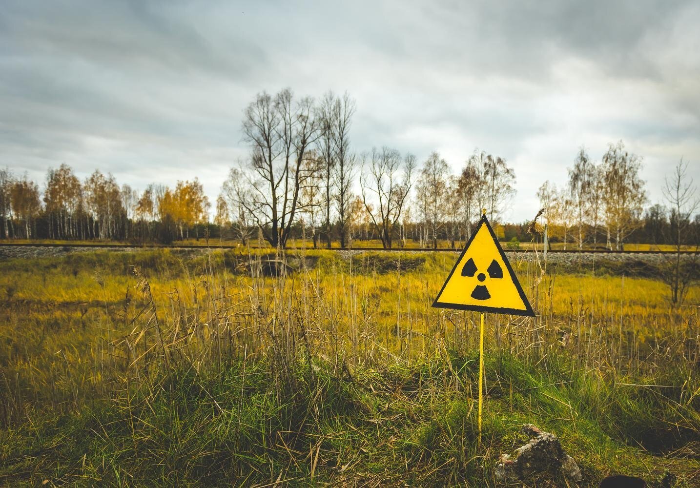 Фото радиации. Радиоактивное загрязнение Чернобыль. Знак радиации Чернобыль. Чернобыль зараженная зона. Зона отчуждения Чернобыльский знак.