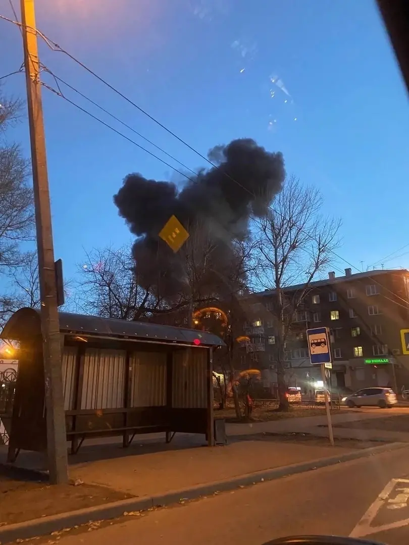 Военный самолет упал на двухэтажный дом в Иркутске. Иркутск авиокатастрофа сегодня 23.10.2022. Крушение самолета в Иркутске 23 октября 2022