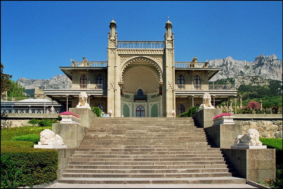 Открывай я тут живу! Я отвечаю: это я тут живу и отвали