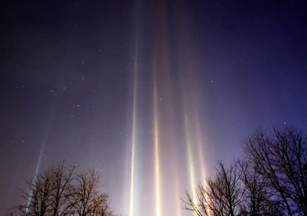 Необъяснимое световое шоу в небе над российскими городами.