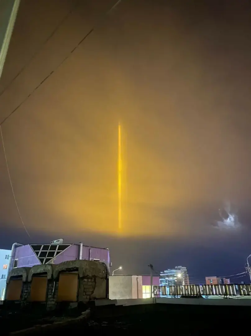 Необъяснимое световое шоу в небе над российскими городами.