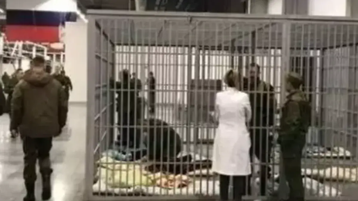 В сборном пункте Казани установили клетку. В сети предположили, что она для «буйных» мобилизованных - фото
