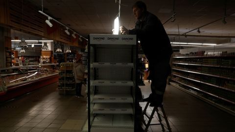 Украина говорит беженцам не возвращаться этой зимой, поскольку российские забастовки поставили под угрозу энергосистему