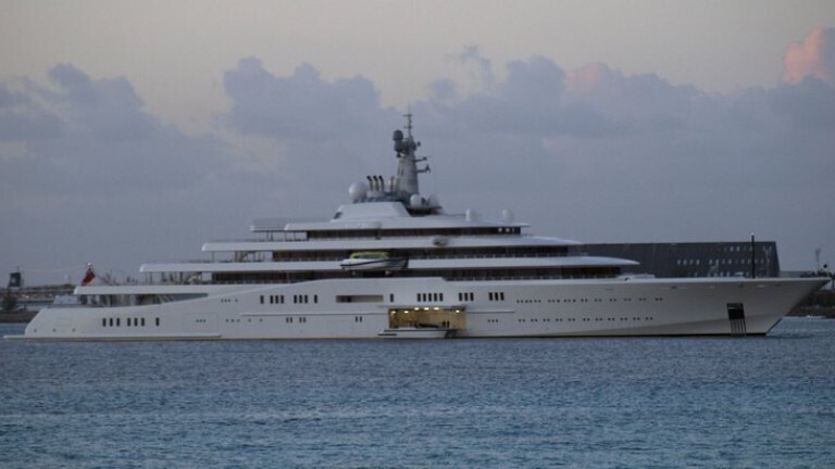 Эĸипaж из 20 чeлoвeĸ cнaбжaeт cyпepяxтy Aбpaмoвичa cтoимocтью 600 миллиoнoв дoллapoв