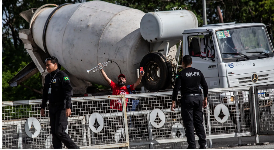 После поражения Болсонаро молчит, а Бразилия готовится к беспорядкам