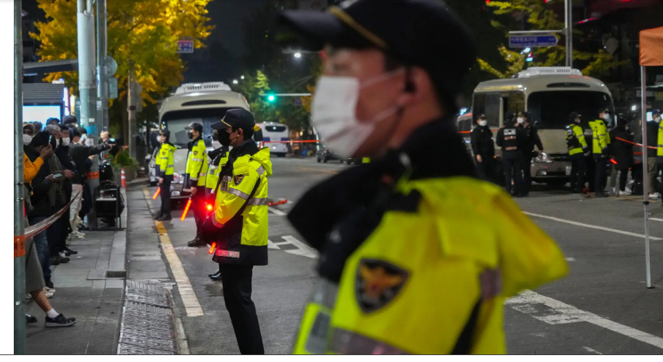 По словам экспертов, давку толпы на Хэллоуин в Сеуле можно было "абсолютно избежать"