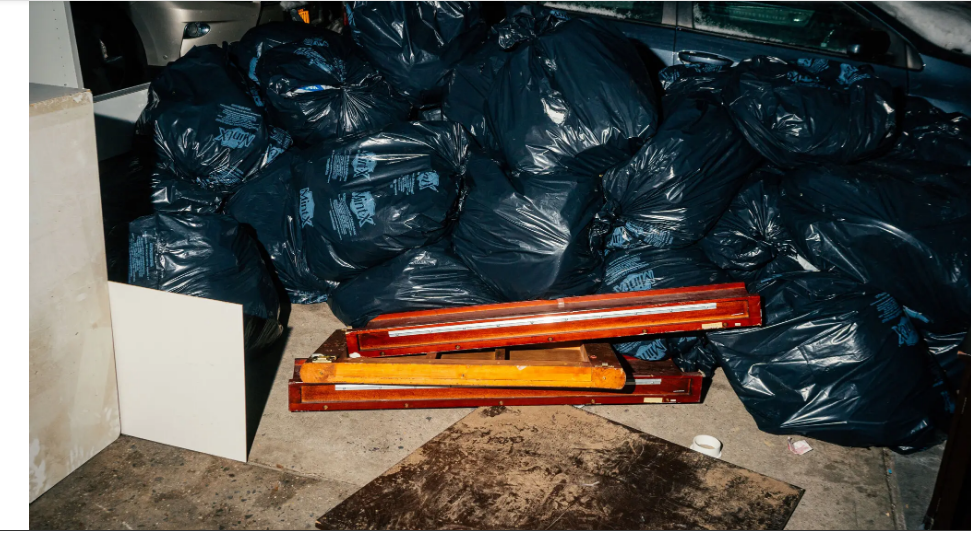 ‘Быстрая мебель’ дешевая. И американцы выбрасывают ее в мусорное ведро.