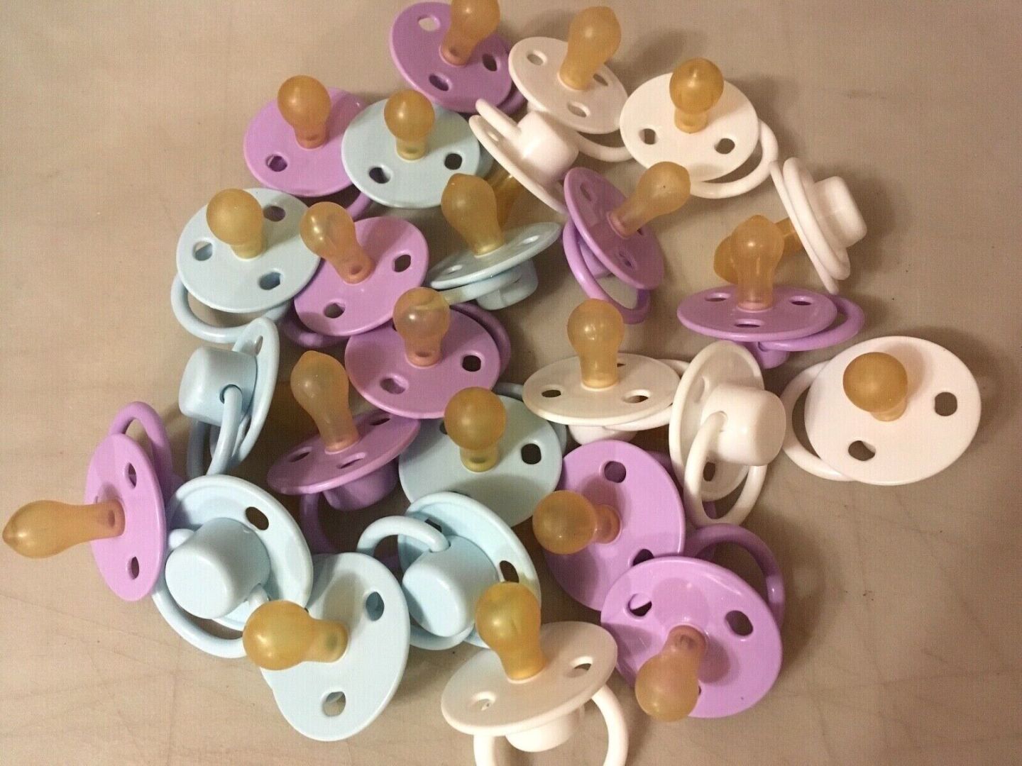 Пустышки для новорожденных. Много пустышек. Много пустышек. Много пустышек. Силиконовые пустышки для новорожденных.