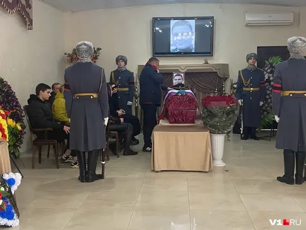 «Первым погиб отчим. Теперь Женя»: в Волгограде простились с 28-летним добровольцем, погибшим на Украине