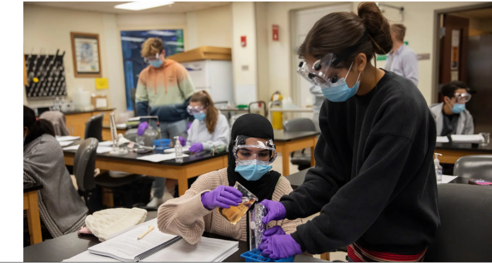 Поколение пандемии поступает в колледж. Это было нелегко.