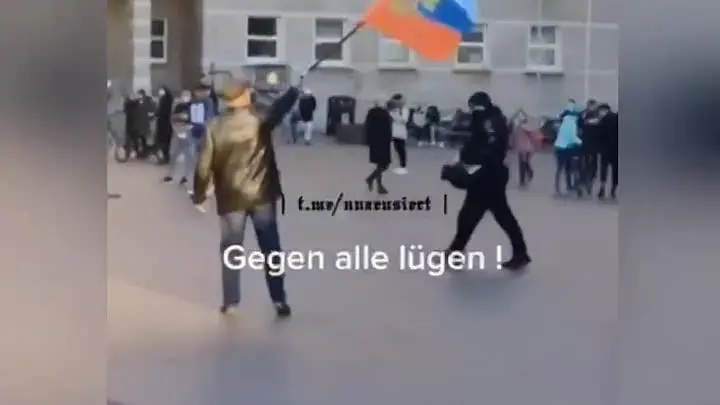 Старичок с Триколором в Германии.