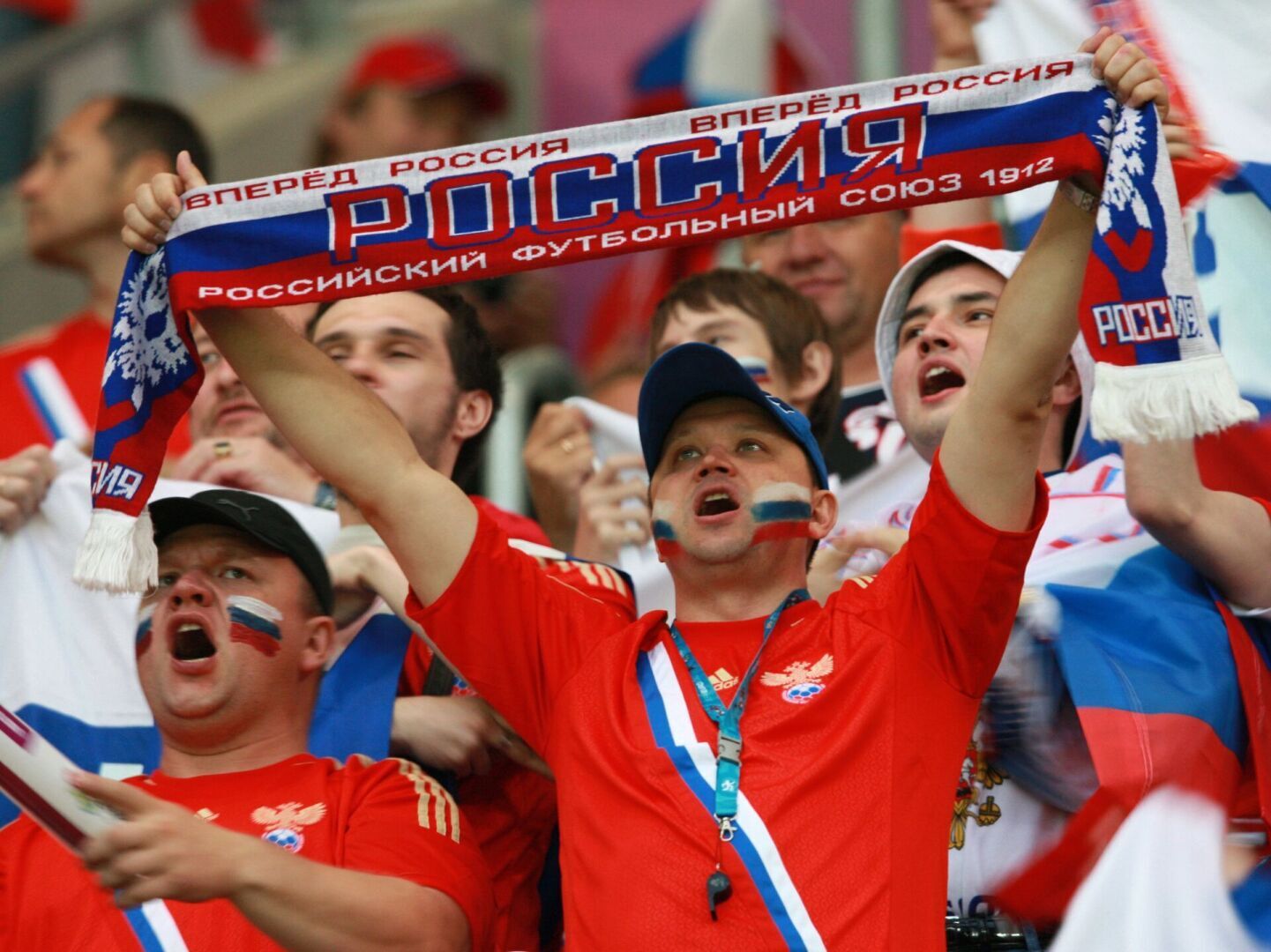 Фанаты умеют Родину защищать: болельщики российских клубов объединились для защиты России