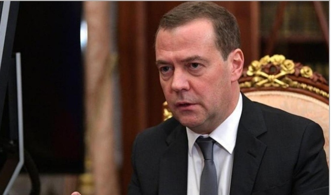 Медведев опубликовал пост в честь Дня народного единства, кости «алчных перебежчиков», упавших за «тридевять земель», должны «сгнить на чужбине»