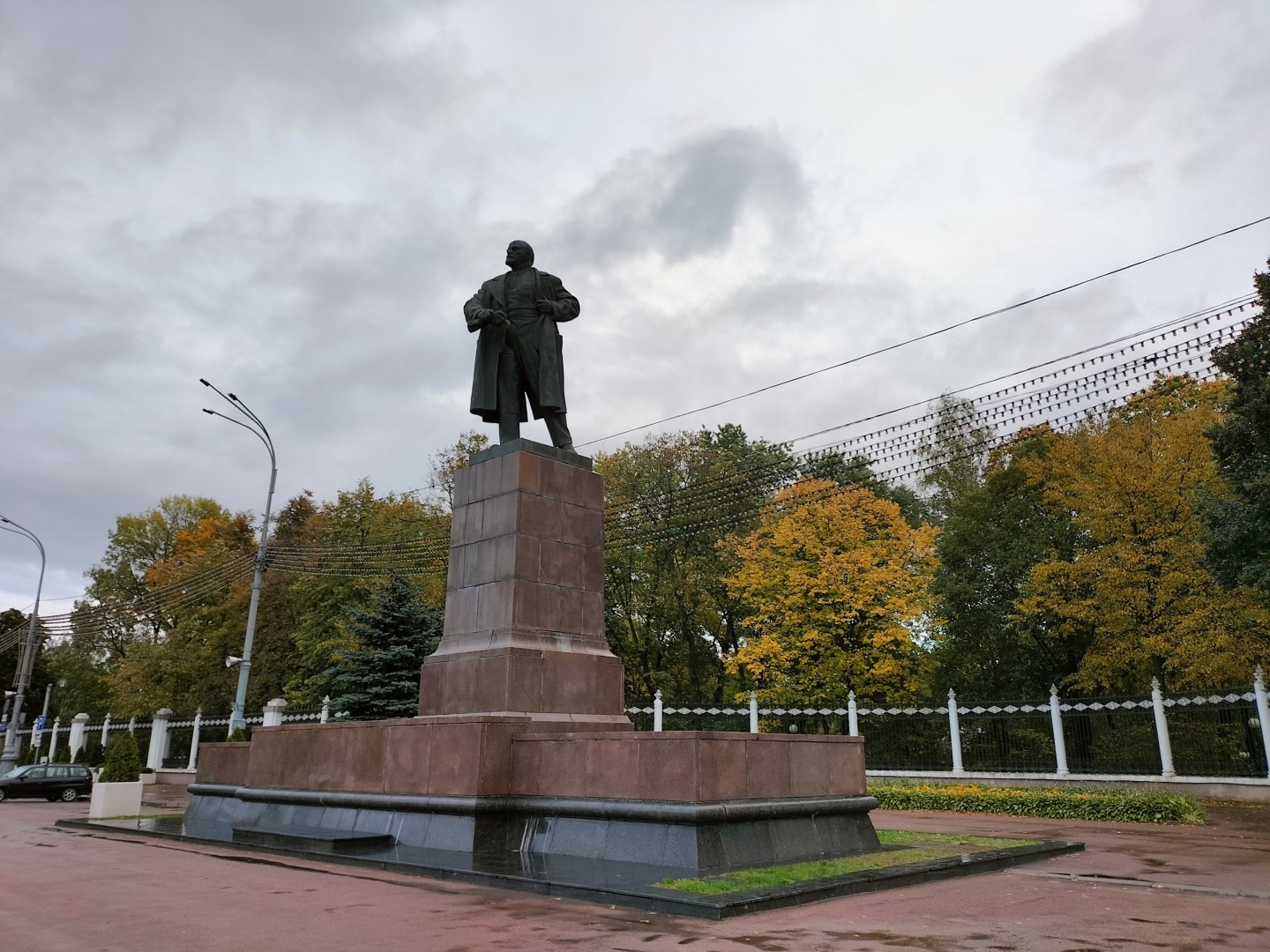 Сохранившийся памятник. Памятник Дзержинскому Трудовое. Памятник Ленину в Белоруссии. Дивизия Дзержинского памятник Дзержинскому. Памятник Ленину герой Отечества.