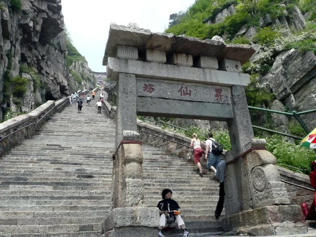 Китай. Статуя Будды в Лэшане Священная гора Тайшань