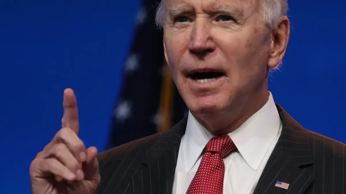 «Заметил что-то чёрное»: Байден чуть не упал со сцены в ходе своей речи