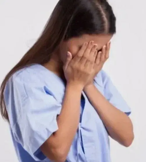 "Кому нужна жена калека?" сказал муж внезапно заболевшей жене и ушел к другой, а вскоре обомлел, когда увидел ее в бизнес классе