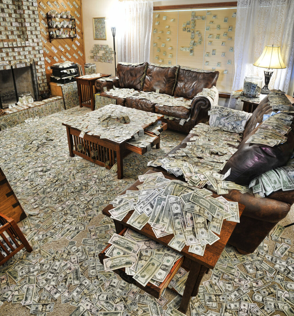 Разбросанные деньги в квартире