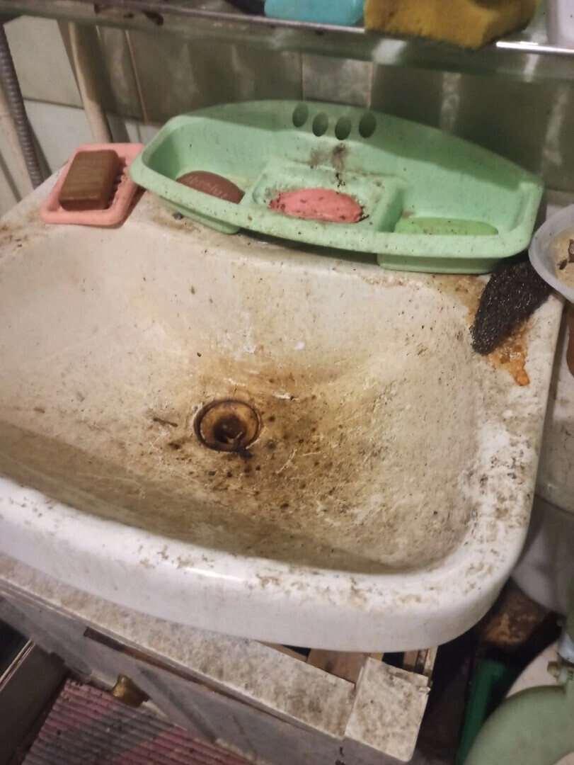 Такой свалки в квартире вы еще не видели!