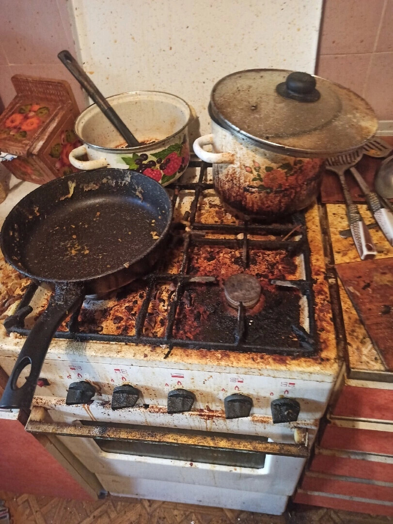 Такой свалки в квартире вы еще не видели!